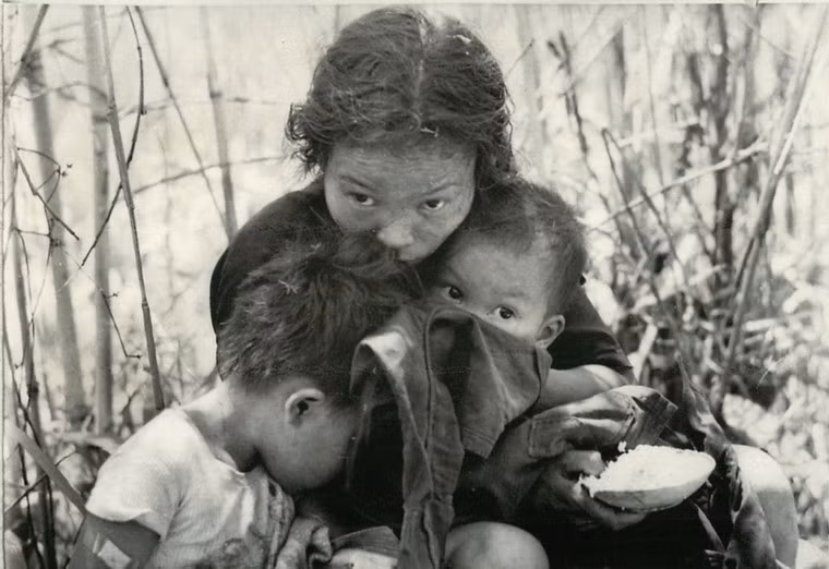 Người vợ và hai đứa con mới 1 và 4 tuổi của người nông dân Lê Văn Minh đang lo lắng sau khi bị áp giải khỏi nơi ở bằng trực thăng ở gần tỉnh Sông Bé, ngày 27/4/1966.