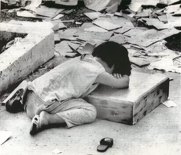 Một bé gái ngủ gục khi chờ được di tản khỏi thành phố Kontum, ngày 13/5/1972.