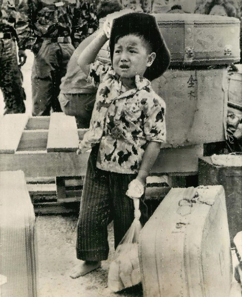 Từ ngôi làng bị phá hủy bởi trong vùng chiến tranh, em bé này được đưa về trại mồ côi ở Sài Gòn ngày 10/3/1965. Không ai biết số phận cha mẹ em ra sao.