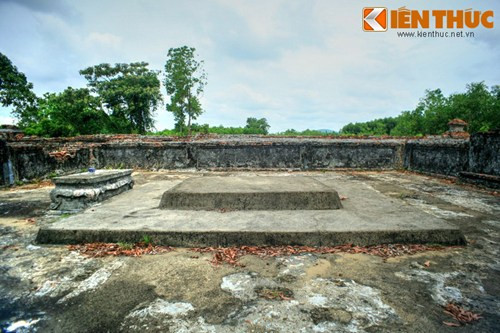 Mộ gồm 2 tầng. Tầng 1 rộng 250cm, dài 325cm, cao 28cm. Tầng 2 rộng 510cm, dài 610cm, cao 20cm.