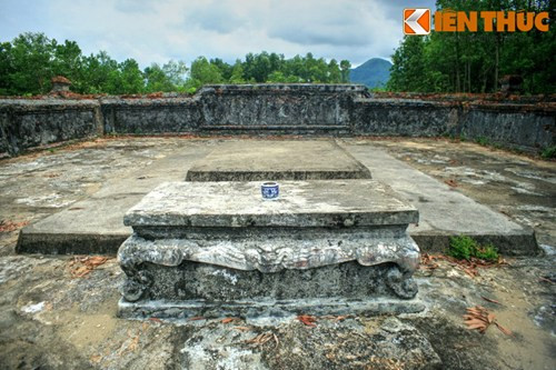 Hương án trước mộ còn khá nguyên vẹn.