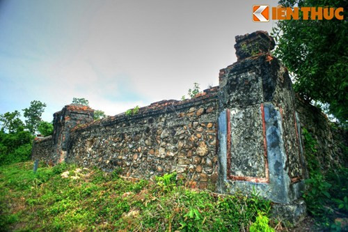 Đây cũng là một trong những lăng chúa Nguyễn nằm ở vị trí hẻo lánh và khó tiếp cận nhất.