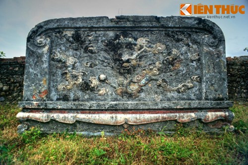 Mặt sau bình phong có hình rồng, hiện còn khá nguyên vẹn và rất đẹp.