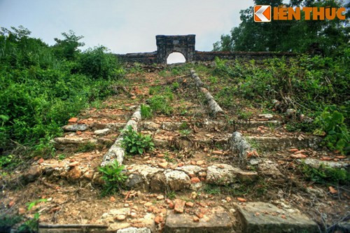 Lăng nằm trên một quả đồi, xoay về hướng chính Bắc, có một hệ thống bậc cấp dẫn lên, giờ đã hư hại khá nhiều.