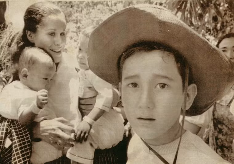 Vẻ mặt ngơ ngác của cậu bé 9 tuổi Hà Mai Khôi khi chuẩn bị được đưa đi Mỹ từ trại mồ côi cùng 250 trẻ em Việt Nam khác trên máy bay quân sự C141 của Mỹ, tháng 4/1975.