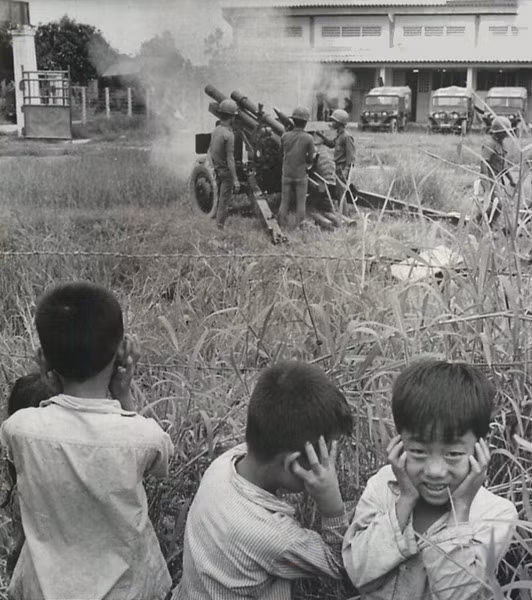 Những đứa trẻ tò mò bịt tai lại khi xem quân đội VNCH bắn pháo ở phía Bắc đồng bằng sông Cửu Long, ngày 19/8/1972.