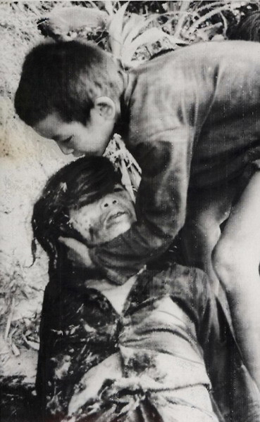 Em bé ôm lấy thi thể không còn nguyên vẹn của người mẹ sau cuộc tấn công của lính Mỹ và VNCH vào một ngôi làng bị nghi là nơi ẩn náu của du kích Giải phóng, ngày 3/8/1965.