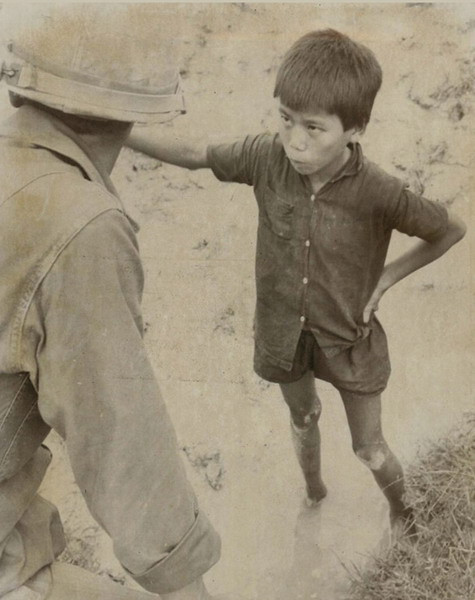 Cậu bé chăn trâu 12 tuổi này bị lính Mỹ bắt giữ để tra hỏi vì bố cậu là chiến sĩ giải phóng. Cậu được thả sau khi không chịu khai bất cứ điều gì suốt 1 giờ thẩm vấn. Ảnh chụp ngày 2/8/1966.