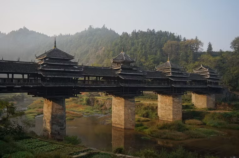 Dân tộc Động sống rải rác trong các ngôi làng ở tỉnh Hồ Nam, Hồ Bắc, Quảng Châu và Quảng Tây của Trung Quốc rất nổi tiếng với kỹ thuật xây dựng cầu gỗ độc đáo.