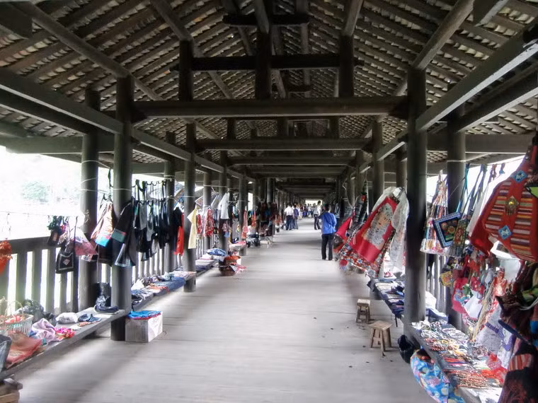 Điều đặc biệt là các cây cầu không cần đền một chiếc đinh nào trong quá trình xây dựng mà chủ yếu dựa vào các mộng ghép.