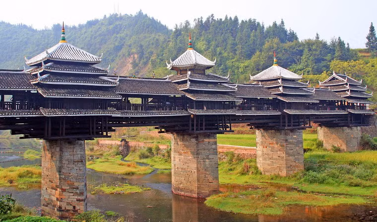 Với kiến trúc độc đáo của mình, cầu Phong Vũ còn được gọi là cầu hoa vì gợi liên tưởng đến những bông hoa nở rộ nhô lên từ dòng sông.