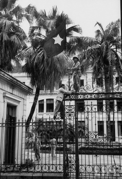 Cờ đỏ sao vàng được cắm trên Phủ Thống sứ Bắc Kỳ ở Hà Nội - cơ quan đầu não của Pháp trên toàn miền Bắc.