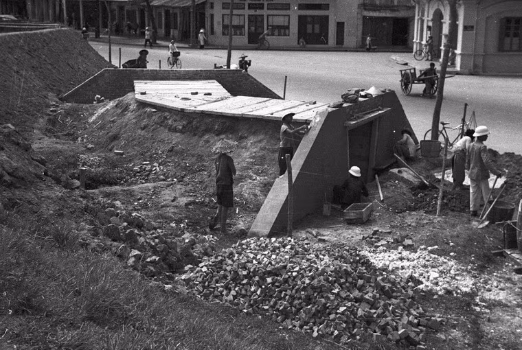 Một hầm tránh bom đang được hoàn thiện.