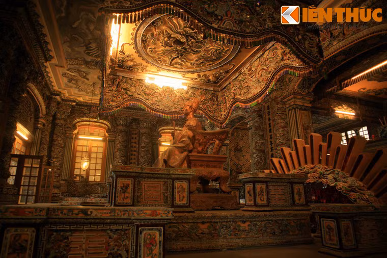 Trong lăng Khải Định còn một bức tượng khác thể hiện nhà vua trong tư thế ngồi ngai vàng, được đặt phía trên mộ phần, được đúc năm 1920. Ở bức tượng này, trang phục của Vua Khải Định truyền thống hơn so với pho tượng được đúc trước đó.