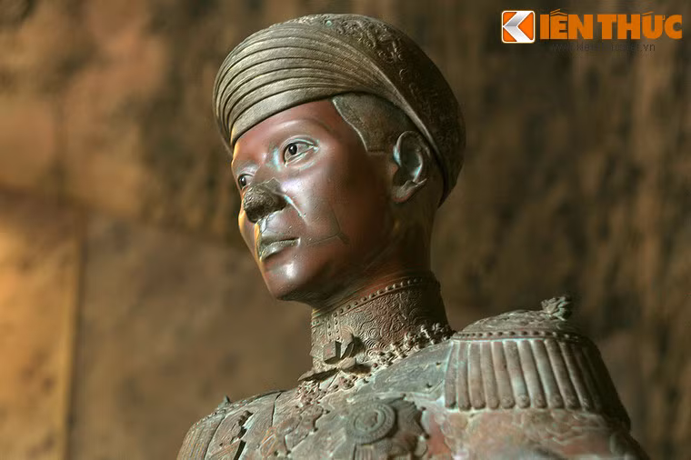 Bức tượng này được các nhà điêu khắc Pháp tạc vào khoảng năm 1918, sau đó được thợ đúc đồng người Việt tổ chức đúc tại Huế. Ban đầu tượng đượng đặt ở lầu bát giác trước cung An Định, sau này mới chuyển về lăng.