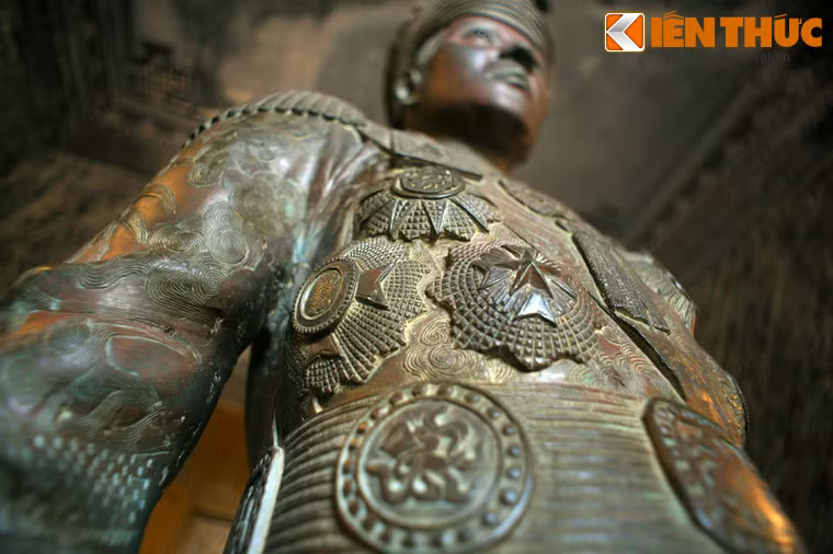 Ngực áo đeo đầy “mề đay” (ngực phải đeo 3 chiếc và ngực trái đeo 4 chiếc).