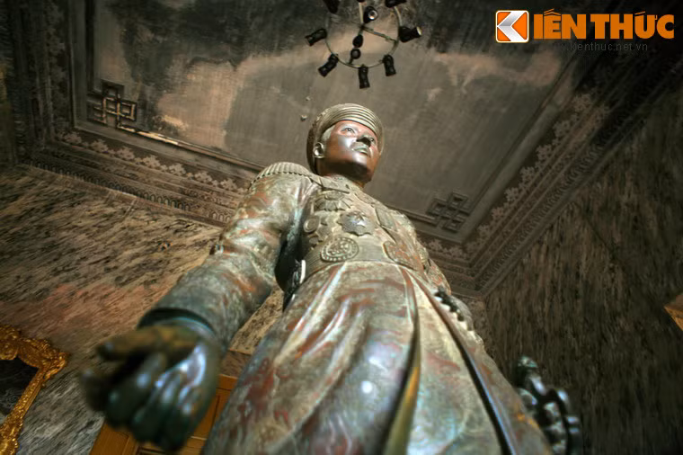 Là một hoàng đế nước Nam, nhưng Vua Khải Định được tạo dáng y như một võ quan Pháp.