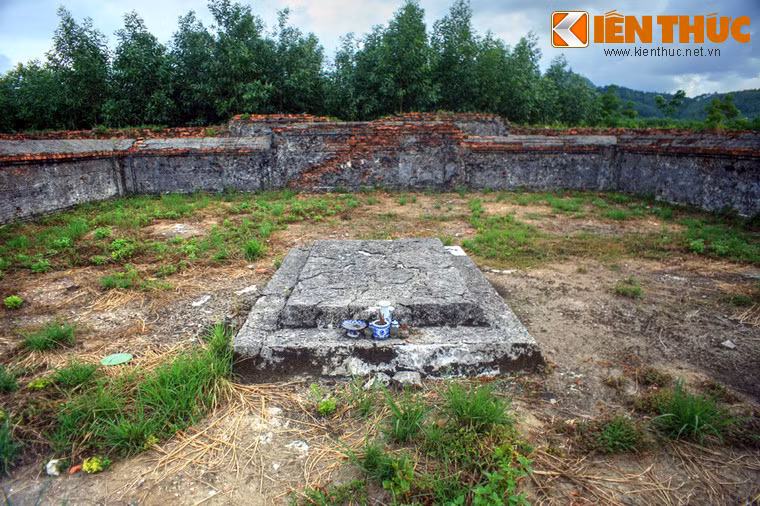 Mộ gồm 2 tầng. Tầng rộng 145cm, dài 251cm, cao 20cm. Tầng 2 rộng 210cm, dài 271cm, cao 22cm.