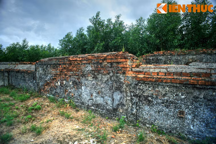 Bình phong phía sau mộ.