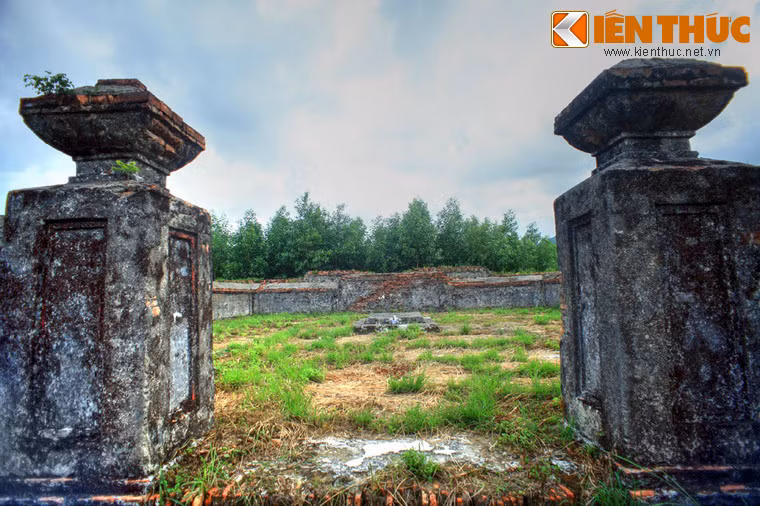 Hai trụ cổng dẫn vào mộ.