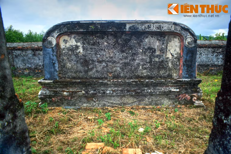 Bình phong sau cổng vào lăng không còn giữ được các hình khắc nguyên bản.