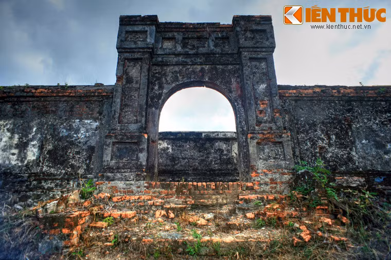 Lăng xoay mặt về hướng chính Bắc, cấu trúc tương tự các lăng chúa Nguyễn khác với 2 vòng tường thành.