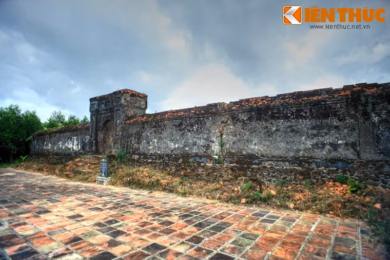 Lăng mộ của chúa Nguyễn Phúc Chú (còn gọi là Nguyễn Phúc Thụ, Túc Tôn Hiếu Ninh Hoàng Đế, 1697-1738), vị chúa Nguyễn thứ 7 được gọi là lăng Trường Phong, tọa lạc tại núi Định Môn, huyện Hương Trà, nay thuộc làng Định Môn, xã Hương Thọ, thị xã Hương Trà, tỉnh Thừa Thiên - Huế.