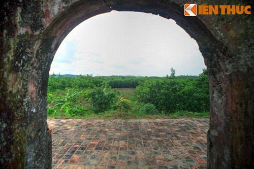 Trước mặt lăng có một chiếc sân hình chữ nhật và có hệ thống 18 bậc cấp để lên sân.