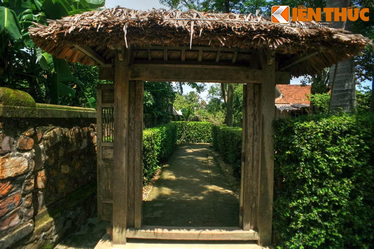 Cánh cổng bằng gỗ giản dị dẫn vào nhà.