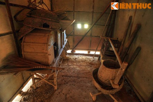 Những vật dụng đặc trưng của một gia đình nông thôn như rổ giá tre, chày cối, sào, cuốc, thuổng... được cất trong nhà kho.