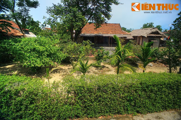 Từ bến sông đi thẳng vào khoảng vài chục mét, ngôi nhà thời ấu thơ của Đại tướng hiện ra trong dáng vẻ bình dị giữa màu xanh của cây cối như bao ngôi nhà ở miền quê Việt khác.