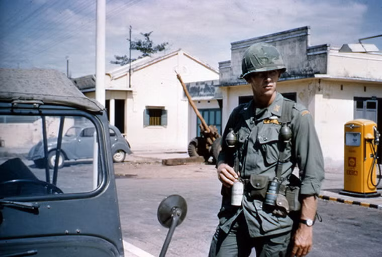 Lính Mỹ và các loại xe quân sự hiện diện khắp nơi trong thành phố.