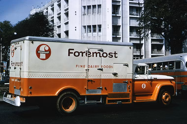 Xe chở hàng của Công ty sữa đa quốc gia Foremost - rất nổi tiếng với nhãn hiệu sữa Ông Thọ.