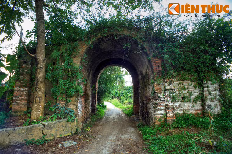 Cổng có dạng vòm cao khoảng 5m, rộng khoảng 3m, được xây bằng gạch.