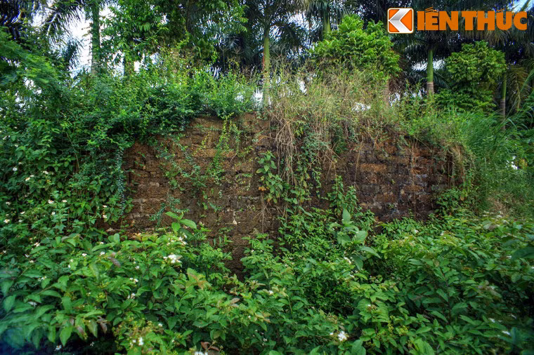 Hệ thống tường thành vẫn tồn tại rải rác nhiều đoạn. Các bức tường này được đắp bằng đất, bên ngoài được bọc bằng những khối đá ong để tăng sự vững chắc - một cách thức xây thành quen thuộc của người xưa.