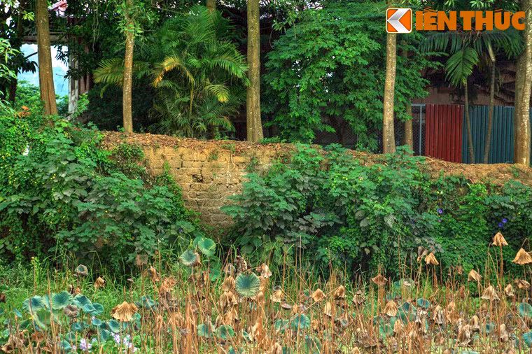 Theo các bậc cao niên, vào thập niên 1960-1970 thành vẫn còn cổng phía Nam, hệ thống tường thành còn khá nguyên vẹn. Trong thành còn dấu vết của một hệ thống nhà cửa.