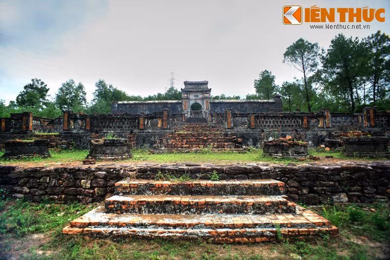 Khu lăng mộ gồm 4 tầng, được dẫn lên bằng hệ thống bậc cấp. 3 tầng dưới là những khoảng sân rộng dùng làm nơi cử hành nghi lễ, bài trí cây cảnh...