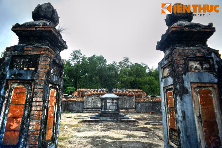 Hai trụ cổng của vòng thành trong dẫn vào mộ.