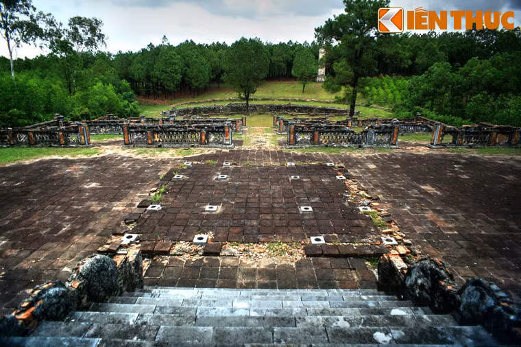 Khu vực phía trước lăng mộ nhìn từ cổng chính.