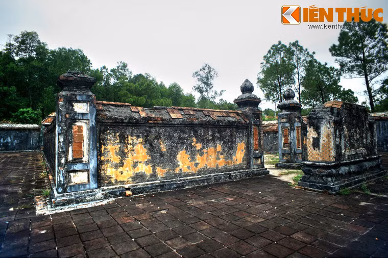 Phia sau cổng là bức bình phong và vòng thành trong bao quanh mộ.