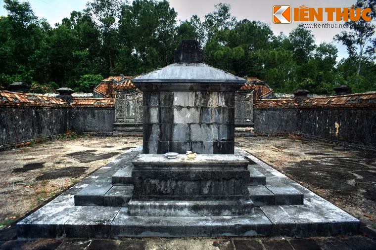 Mồ phần của Hoàng thái hậu Từ Dụ xây bằng đá, dạng thạch thất trên ba tầng nền. Trước mộ là hương án.