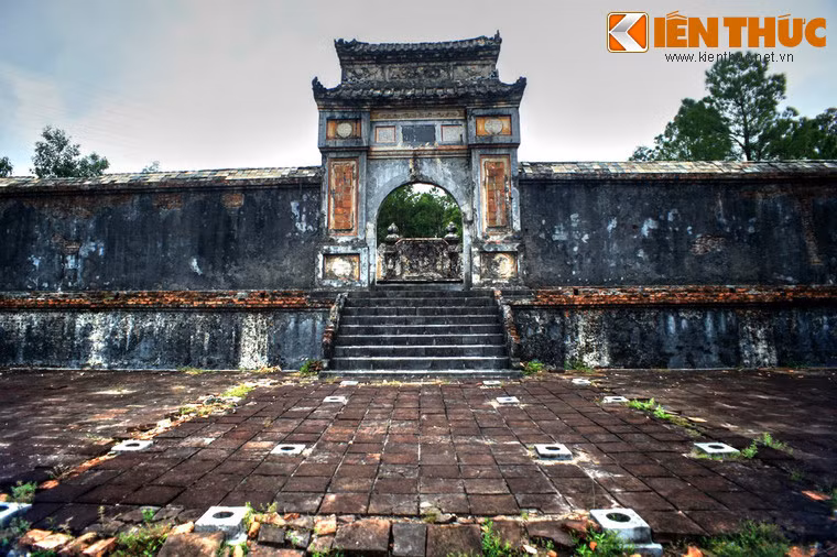 Tầng trên cùng là nơi đặt mộ phần, gồm 2 lớp tường thành. Vòng tường ngoài có trổ một cánh cổng.