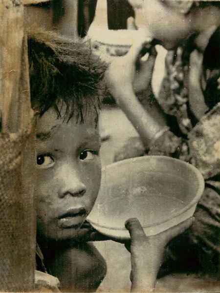 Một em bé đang chờ phần ăn tại Trung tâm tỵ nạn Đà Nẵng, ngày 25/5/1972.