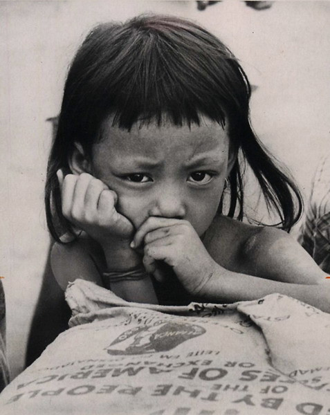 Ảnh mắt lo âu của bé gái tại khu tái định cư Đồng Tâm, Long An, trong khi chờ đợi nhận đồ tiếp tế của Mỹ, ngày 17/6/1970.