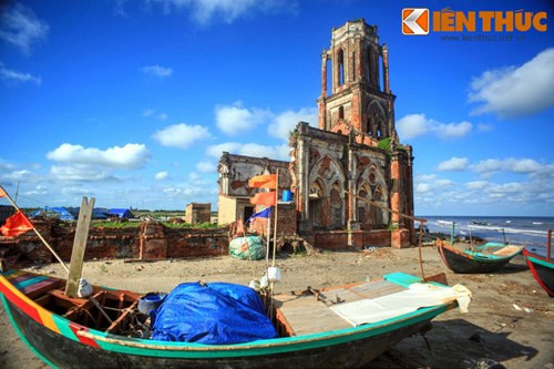 Cảnh biển tươi đẹp cùng đời sống sinh hoạt phong phú của ngư dân xung quanh càng làm tăng thêm sự lôi cuốn của phế tích này.