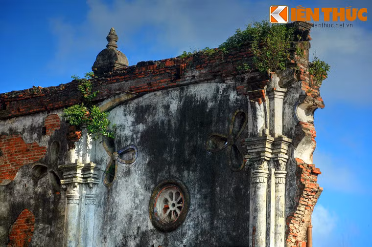 Sự xâm thực của nước biển cùng những diễn biến khó lường của thời tiết khiến sự sụp đổ hoàn toàn của phế tích này là điều khó tránh khỏi.