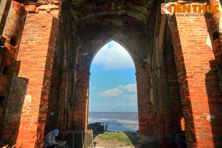 Từ một thánh đường tôn nghiêm, nhà thờ biến thành tập kết ngư cụ và trú ẩn của ngư dân.