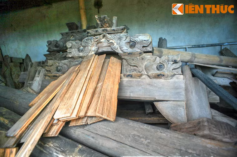 Kết cấu gỗ đã hư hỏng của các ngôi nhà được chất đống lại một chỗ.