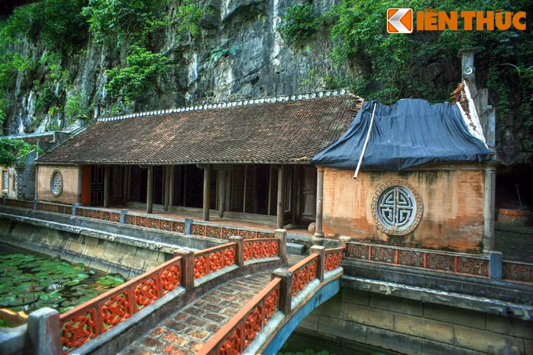 Nhà cổ Nông Cống chịu chung số phận, chỉ khác là đã được che bạt lại.