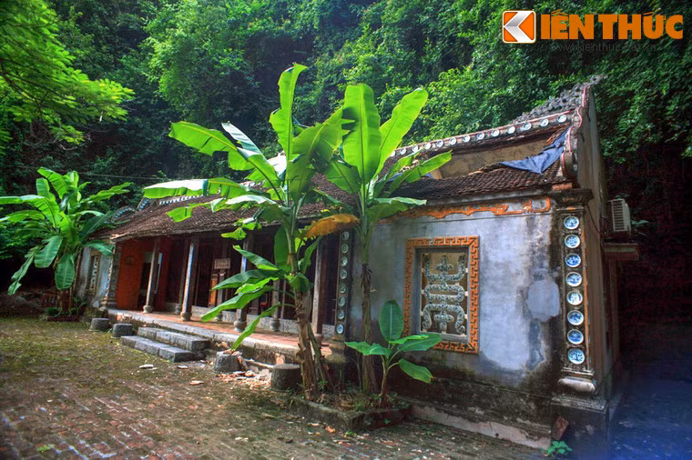 Nhà cổ Ninh Sơn, một công trình ở làng Việt cổ Cổ Viên Lầu đã bị sụp một phần mái.